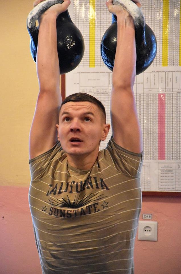 Бійці волинської бригади позмагалися у гирьовому спорті: залізо «тягали» навіть жінки. ФОТО