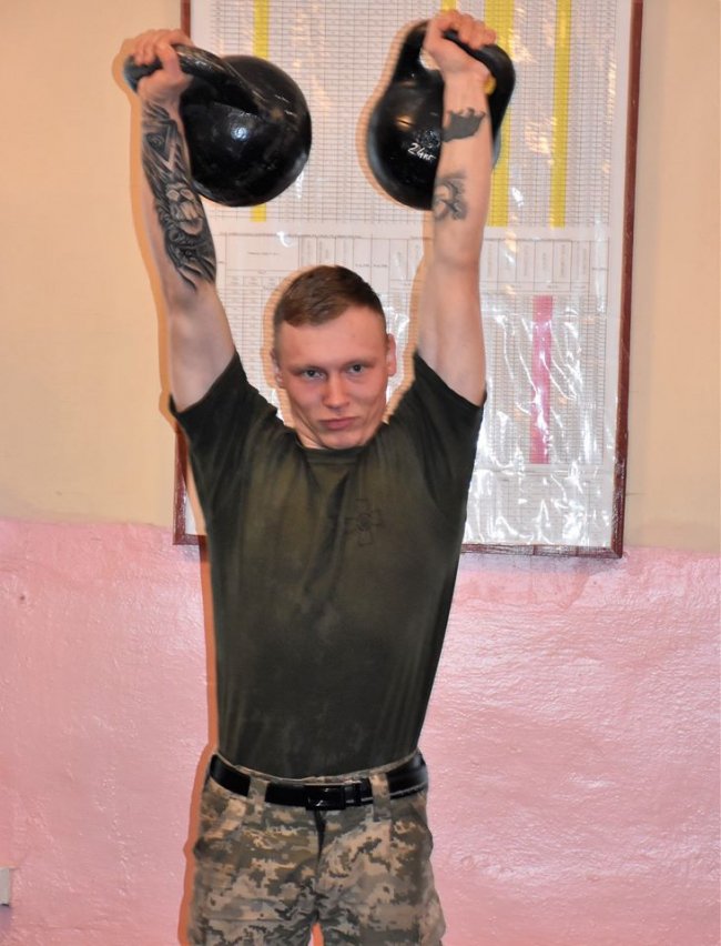 Бійці волинської бригади позмагалися у гирьовому спорті: залізо «тягали» навіть жінки. ФОТО