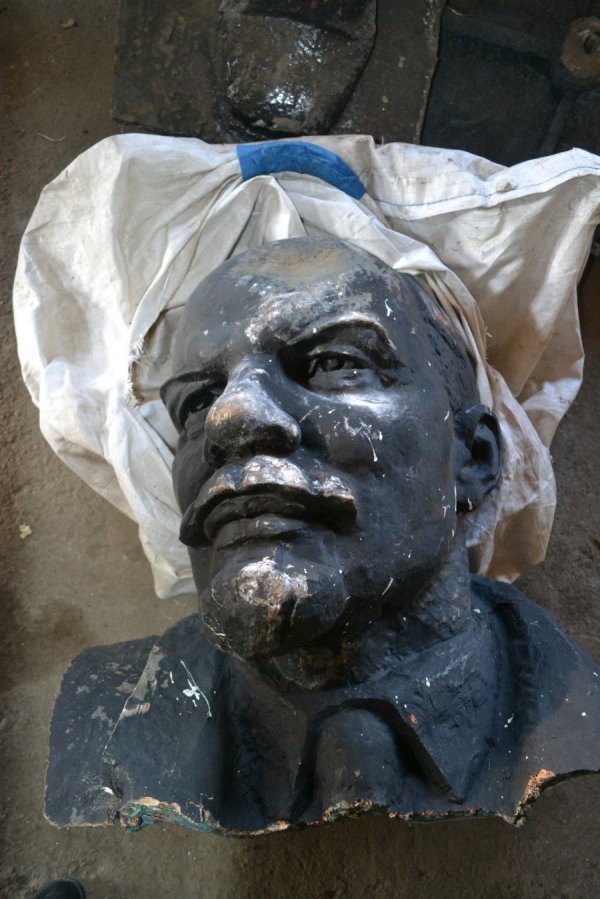 Волинського Леніна розпиляли, щоб зробити два пам’ятники: Бандері та Небесній сотні. ФОТО