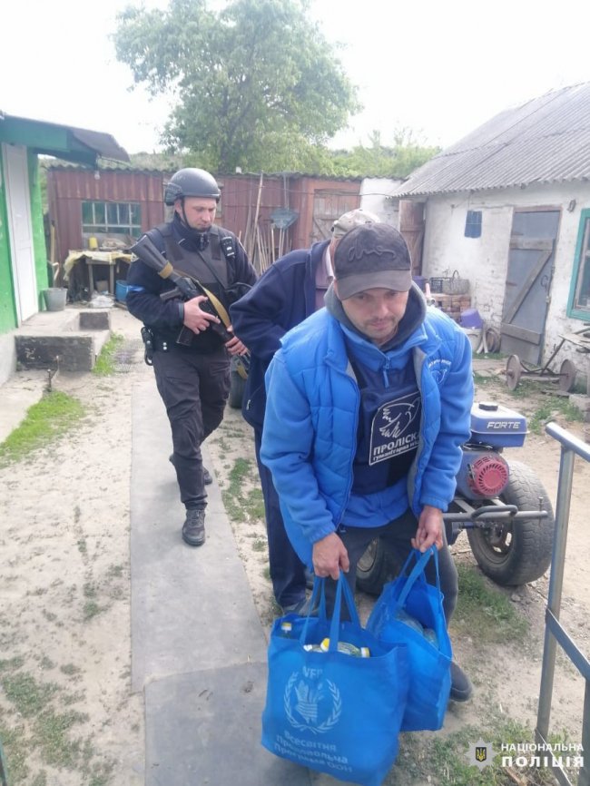 Евакуація на Харківщині: зворушливі і сумні фото