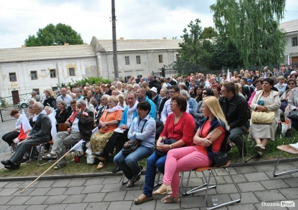 На вулиці за месою спостерігали понад дві сотні людей