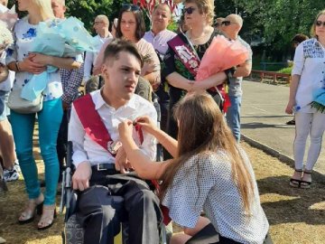 На Волині випускник із важкою формою ДЦП отримав золоту медаль за успіхи в навчанні 