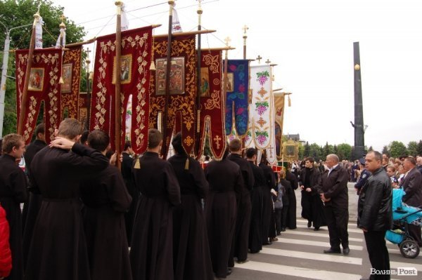Парад Перемоги у Луцьку пройшов з комуністами і міліцією