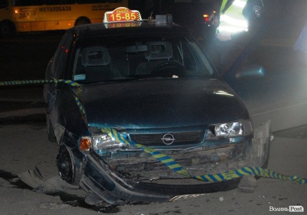 Ніж до горла: у Луцьку чоловік зі зброєю викрав таксі і влаштував аварію. ФОТО