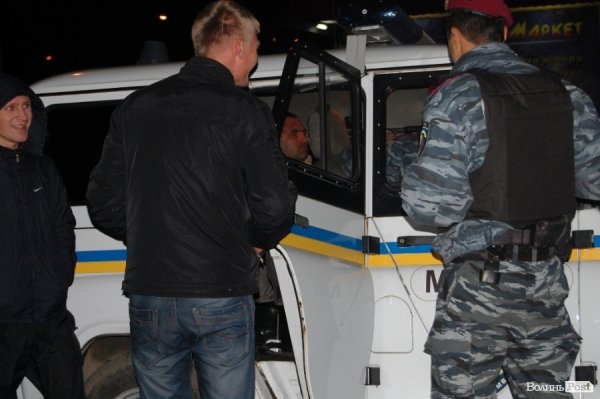 Ніж до горла: у Луцьку чоловік зі зброєю викрав таксі і влаштував аварію. ФОТО