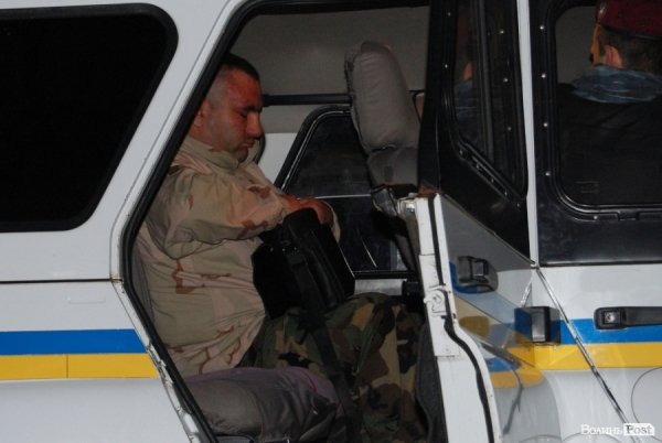 Викрадач таксі у міліцейській машині