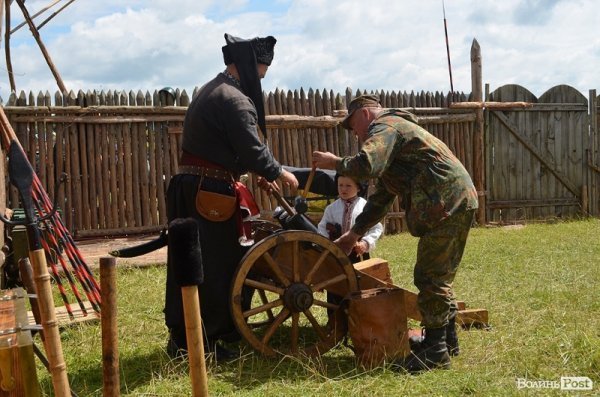Козацьку славу треба передавати з покоління до покоління, переконаний тато найменшого тутешнього вояка.