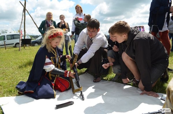 Навіть дівчат навчають користуватися зброєю