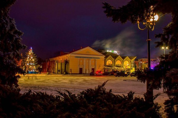 Показали вогні вечірнього волинського міста крізь об'єктив фотоапарата