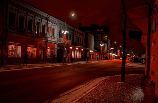 Показали вогні вечірнього волинського міста крізь об'єктив фотоапарата