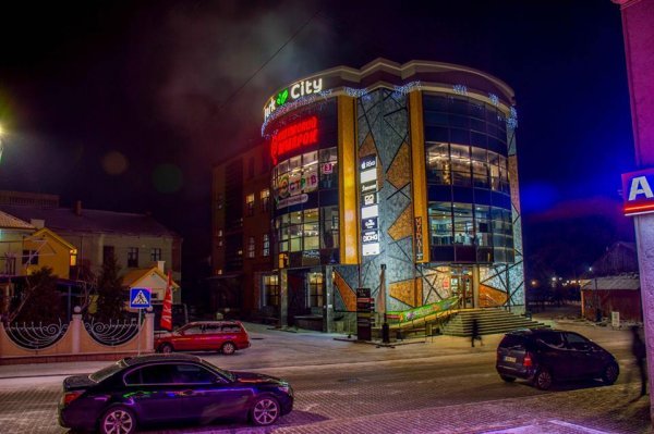 Показали вогні вечірнього волинського міста крізь об'єктив фотоапарата