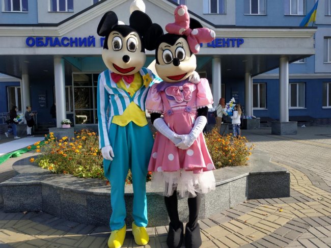 Чоловік-моряк влаштував дружині та малюку неймовірну виписку з рівненського пологового. ВІДЕО