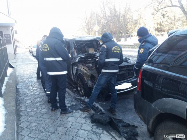 У Луцьку вночі згорів Range Rover. ФОТО