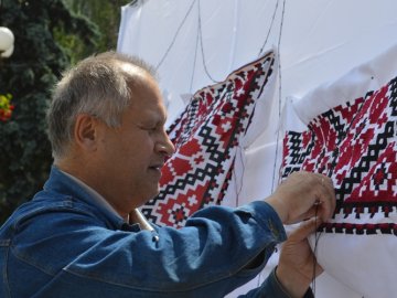 Долучилися навіть чоловіки: у Ковелі створюють величезну вишиванку. ФОТО