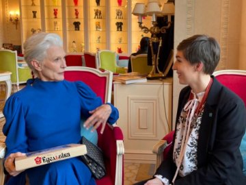 Лучанка подарувала Мей Маск вишиванку від волинського етнобренду. ФОТО