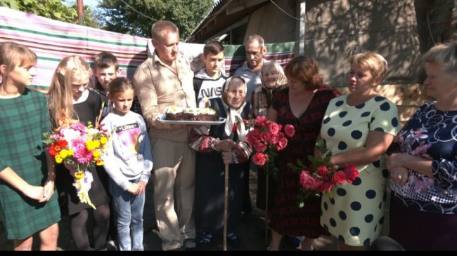 У свої 100 років  вирощує городину та готує рідним соління: волинянка відзначила поважний ювілей. ВІДЕО 
