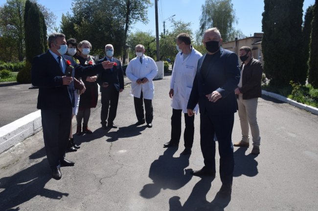 Медикам – халати, а пацієнтам – сири ТМ «КОМО»: як ПрАТ «Дубномолоко» підтримує земляків. ФОТО*