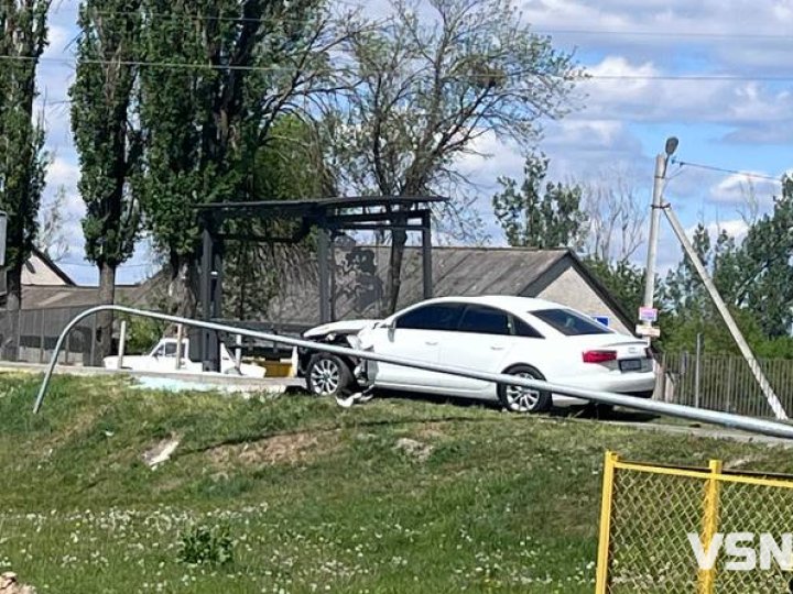 У селі біля Луцька автомобіль врізався в зупинку та зніс електроопору, травмувалася пішохідка