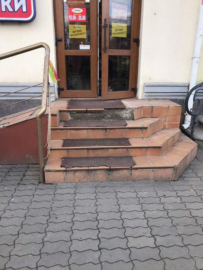 Луцький магазин отримав припис через аварійні сходи. ФОТО