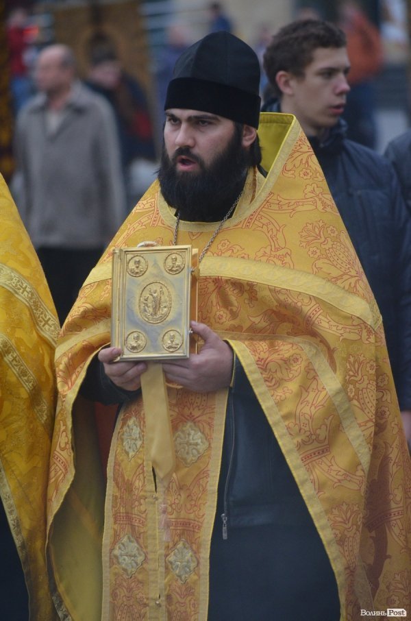 Священнослужителі пронесли через центр Луцька церковні святині. ФОТО