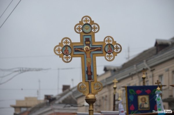 Священнослужителі пронесли через центр Луцька церковні святині. ФОТО