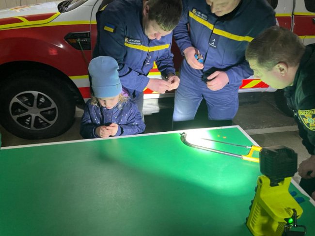 У Луцьку на пальці в дитини застрягла деталь іграшки, допомагали рятувальники. ФОТО