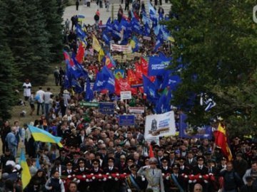 Школярів Донбасу змусили нести прапори регіоналів. ФОТО. ВІДЕО