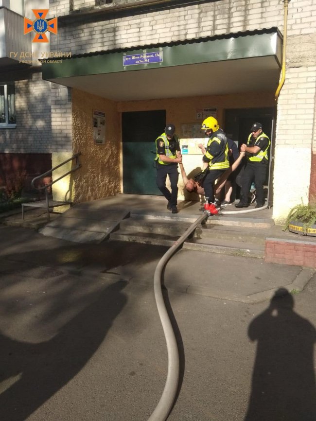 У Луцьку помер чоловік, якого винесли із палаючої квартири. ФОТО