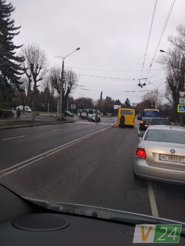 На пішохідному переході у Луцьку трапилася аварія за участю маршрутки і легковика
