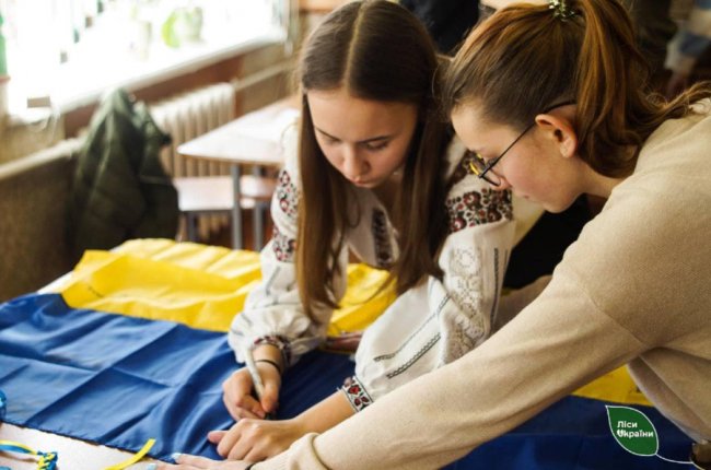 Вихованці шкільних лісництв на Волині передали на Схід майже 1000 окопних свічок. ФОТО