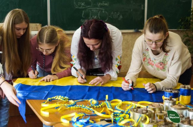 Вихованці шкільних лісництв на Волині передали на Схід майже 1000 окопних свічок. ФОТО