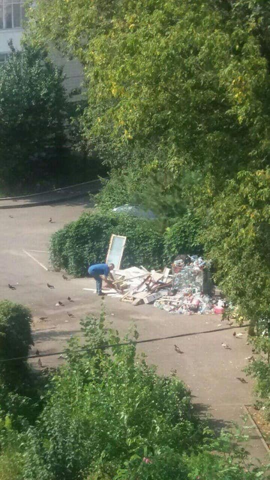 Лучани «здали» муніципалам сусіда, який викинув у дворі будівельне сміття. ФОТО