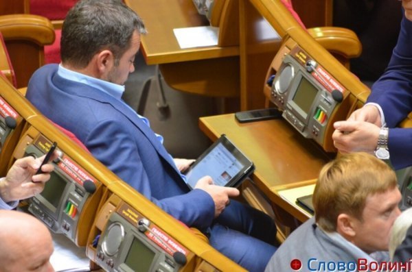 «Читанки» народних депутатів. ФОТО