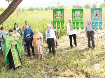 Волинські поля задля дощу окроплять свяченою водою