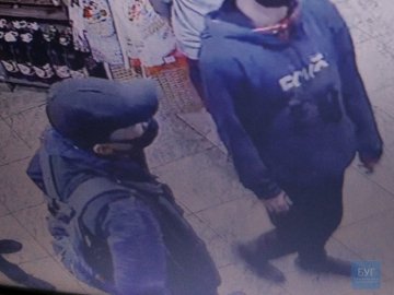 У Нововолинську чоловік у масці вкрав у магазині пляшку алкоголю. ФОТО, ВІДЕО