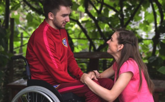 Волинянка вийшла заміж за коханого на візку. ФОТО