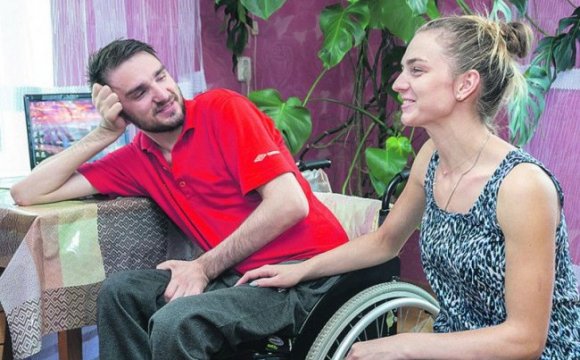 Волинянка вийшла заміж за коханого на візку. ФОТО