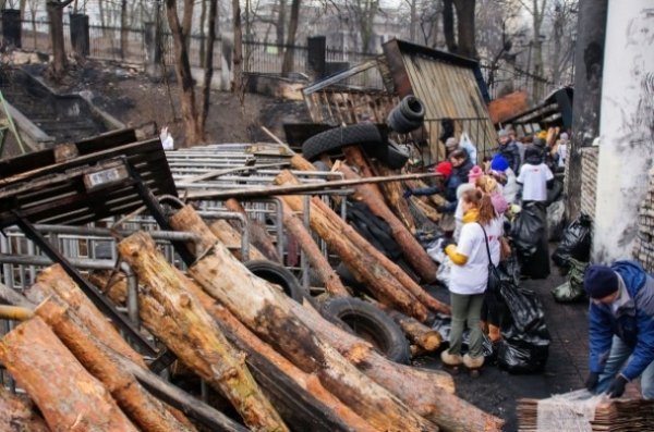 Як зірки прибирали на барикадах. ФОТО