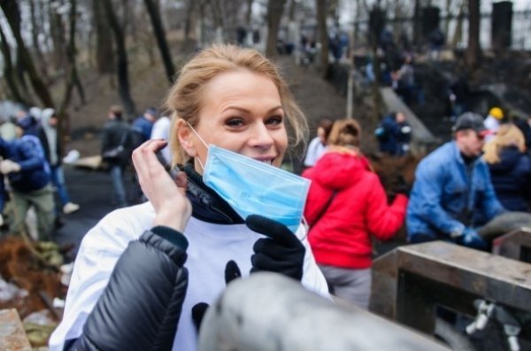 Як зірки прибирали на барикадах. ФОТО