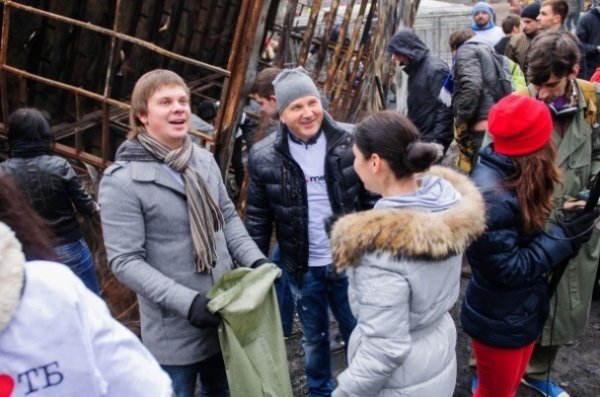 Як зірки прибирали на барикадах. ФОТО