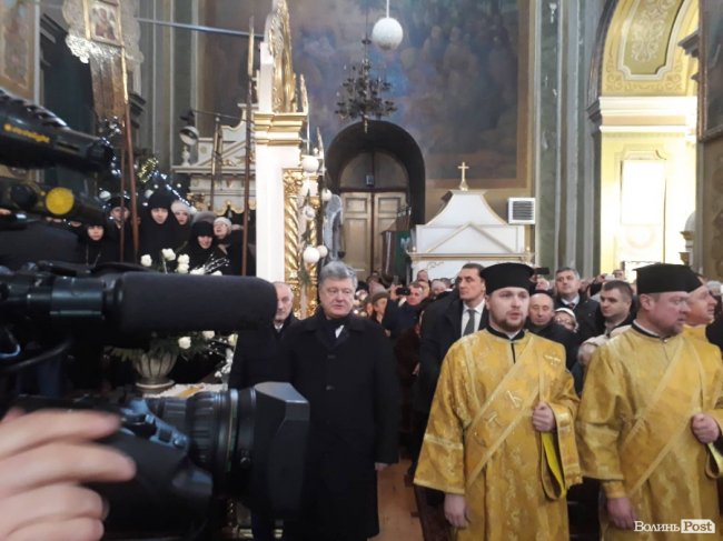 Президент з лучанами моляться за Україну. ОНОВЛЮЄТЬСЯ. ФОТО. ВІДЕО