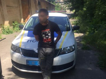 Жінка з товаришем стояли «на шухері»: у Луцьку затримали злодіїв, які хотіли обікрасти склад