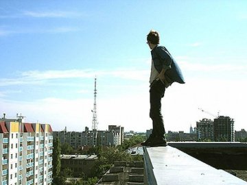 Небезпечні розваги: у Луцьку підлітки «гуляли» на даху багатоповерхівки