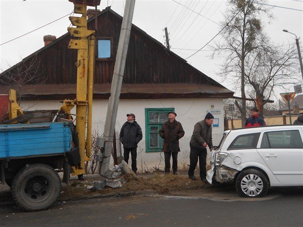 Аварія на Волині: водій збив жінку і опору електропередач. ФОТО