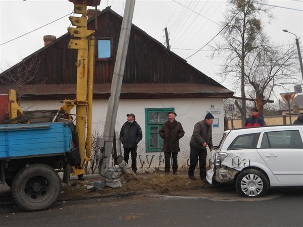 Аварія на Волині: водій збив жінку і опору електропередач. ФОТО