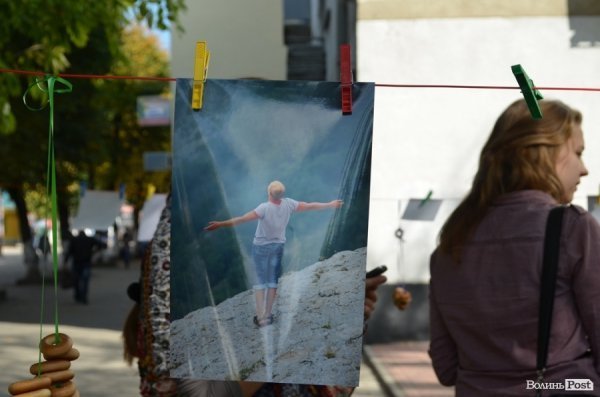 Фото на мотузках: у Луцьку стартувала мистецька «Сушка». ФОТО  