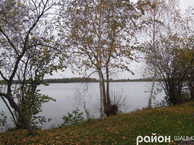 Безлюддя і човни з водою: волинське озеро восени. ФОТО