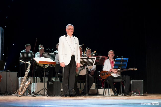 Квіти, подяки та музичний концерт: волинських медпрацівників привітали з професійним  святом