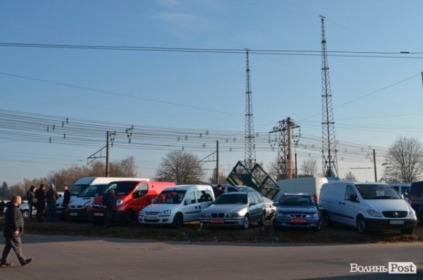 Чому на луцькому авторинку паркуються хаотично. ФОТО. ВІДЕО