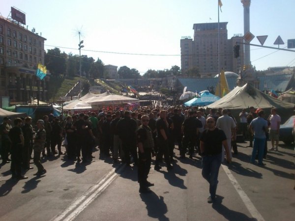 На Майдані − сутички: активісти кидаються камінням, міліція − гранатами. ФОТО